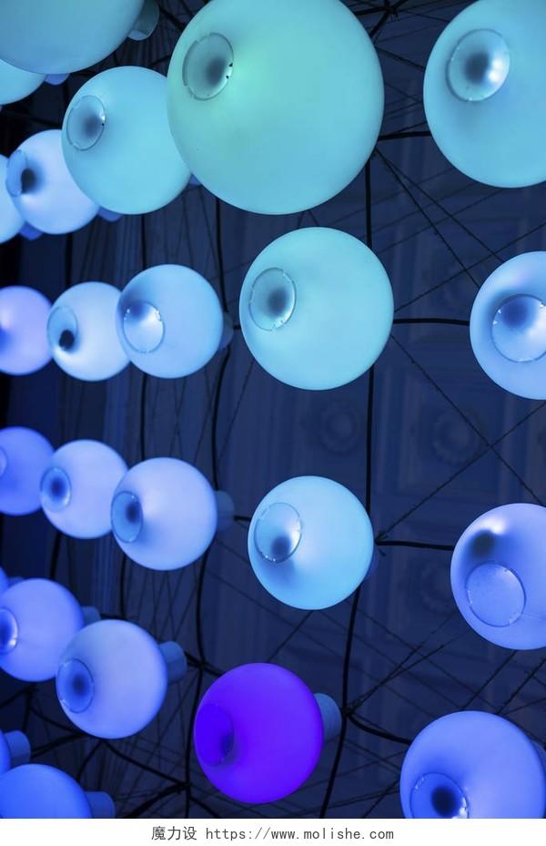 色彩鲜艳的蓝色圆形灯在时髦的现代室内设计